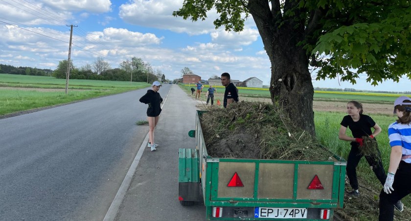 Zakasują rękawy i sami sprzątają 