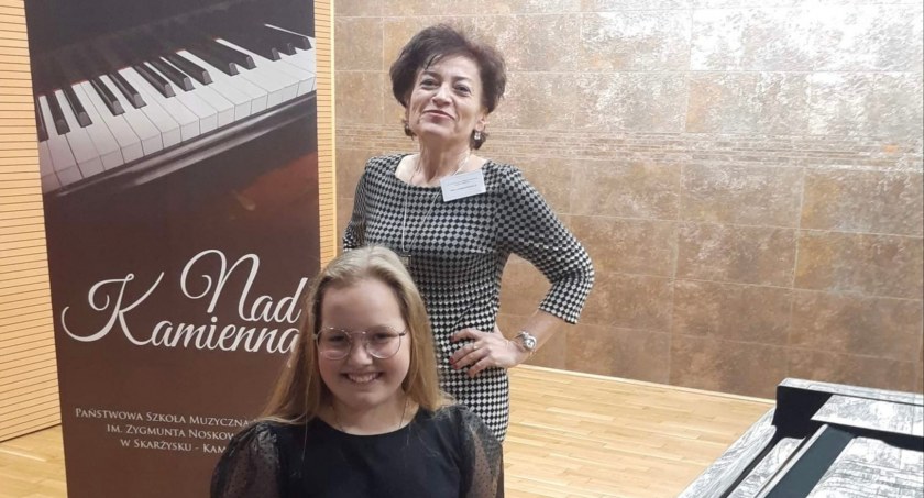 Młoda pianistka z wyróżnieniem
