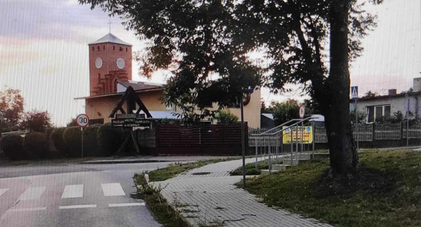 Niewidoczny znak drogowy - urzędnicy zareagowali błyskawicznie