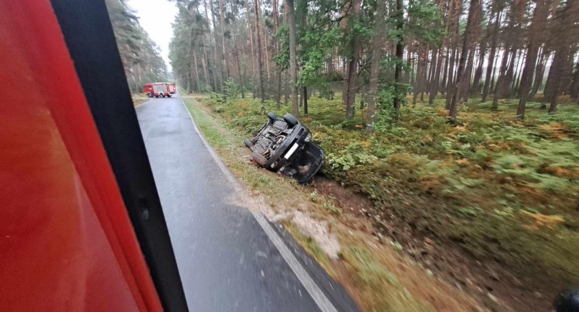 Auto w rowie. Wypadek z samego rana na drodze Klatka - Parcice 