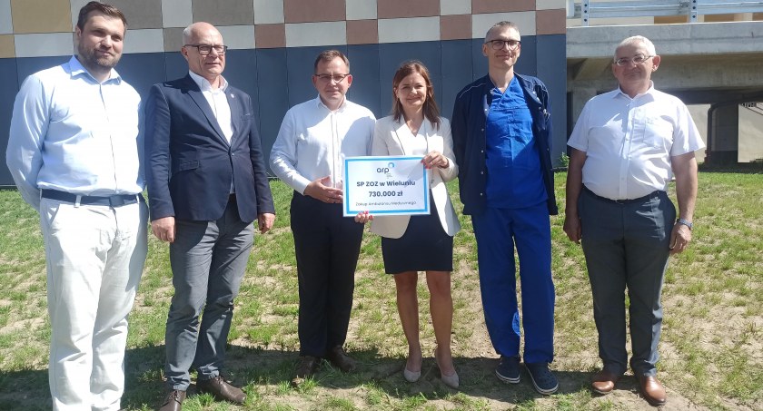 Nowa karetka dla wieluńskiego pogotowia - ambulans stanie w Osjakowie 