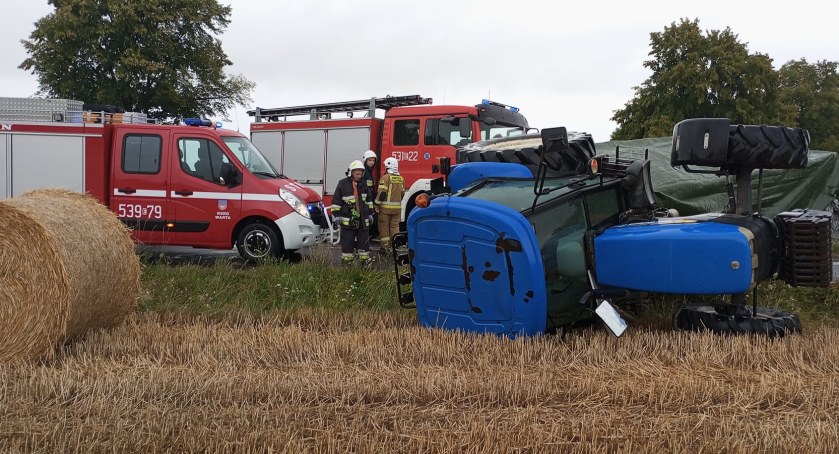 Niebezpiecznie na drogach - traktor z przyczepą przewrócił się na jezdnię 