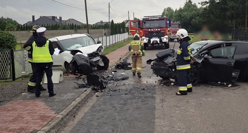 Czołowe zderzenie pojazdów. Trzy osoby trafiły do szpitala