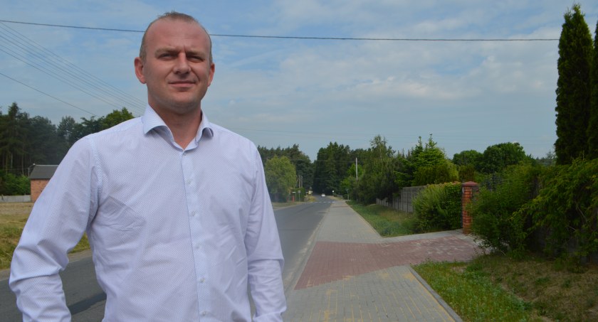 W Przycłapach chodnik przy powiatówce gotowy - mieszkańcy w końcu go mają 
