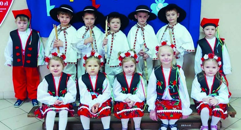 Milusińscy ze strojami ludowymi 
