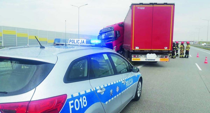 Uderzył w przyczepkę i bariery ochronne 