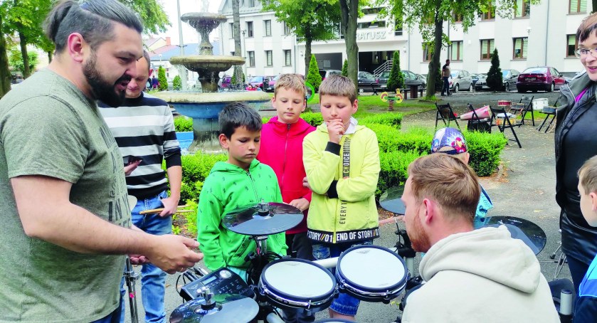 Bębnili pod chmurką