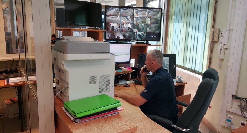 Jednym głupim telefonem postawiła na nogi policję 