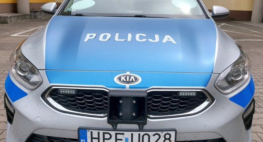 Kierowca kombinator - założył tablice od innego auta i myślał, że się uda 