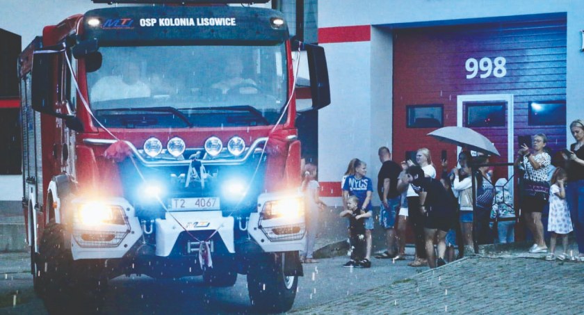 Przywitali go flarami i szampanem