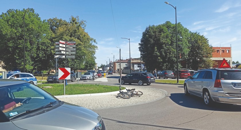 69-letni cyklista potrącony na rondzie