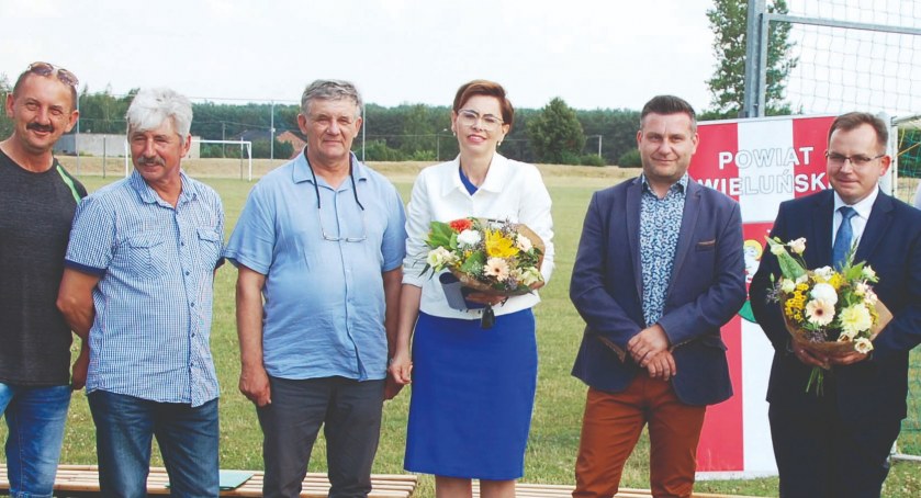 Rozdanie czeków okazało się kabaretem. W rolach głównych: poseł, pani burmistrz i sołtys