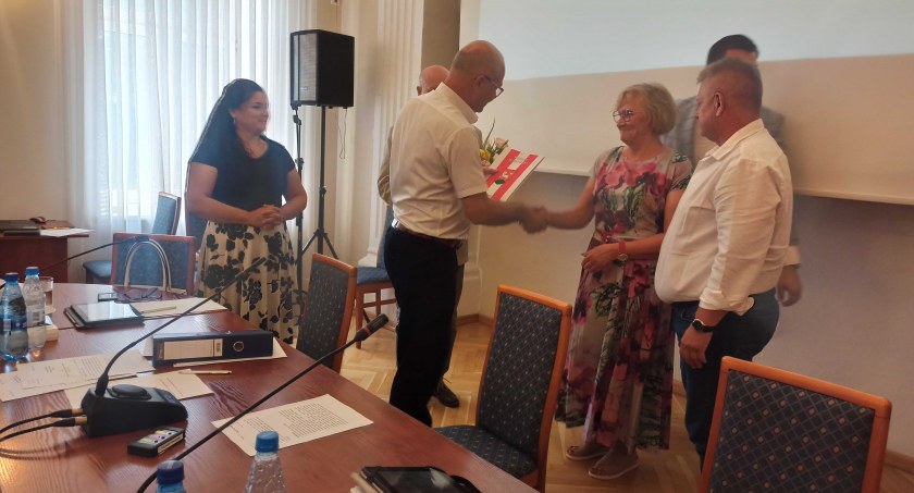 Kto inny przypilnuje powiatowych dróg