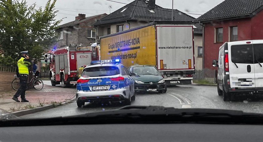 Peugeot uderzył w ciężarówkę - pijana 59-latka jechała z dwójką dzieci