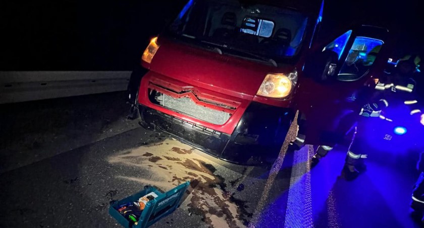 Kolizja na trasie S8 - auto uderzyło w bariery 