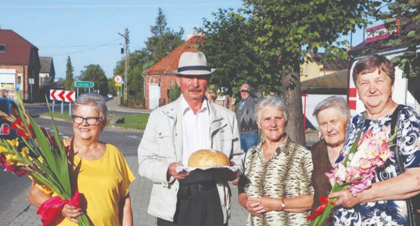 Przywitali pątników chlebem i kwiatami  
