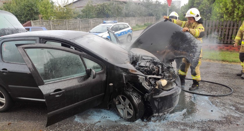 Pożar samochodu. Paliła się komora silnika 