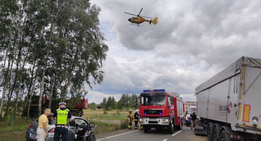 67-latka wjechała pod ciężarówkę. Na miejscu lądował śmigłowiec LPR