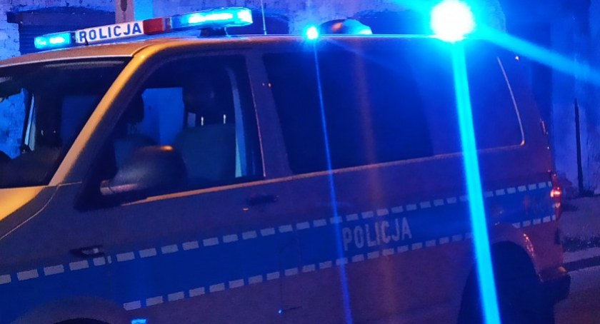 Mężczyzna wjechał autem do rowu - miał blisko dwa promile alkoholu
