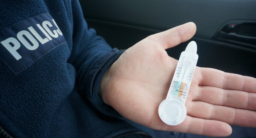 Naćpany kierował samochodem. Jego pasażer został aresztowany