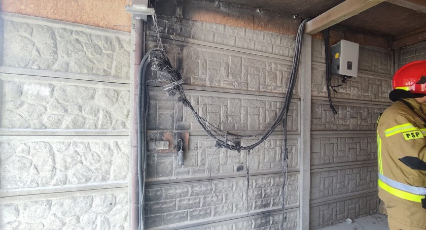 Pożar instalacji elektrycznej - pomogła szybka reakcja właściciela