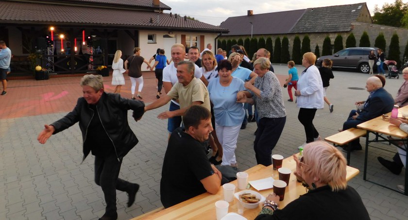 Imprezowali pod chmurką