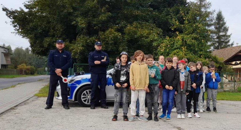 Dzieci zamieniły się w policjantów