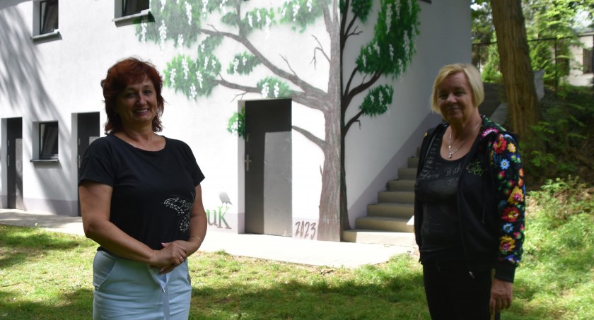 Mural w Parku Starowiejskim w Konopnicy – malowidło rozjaśnia szarość 