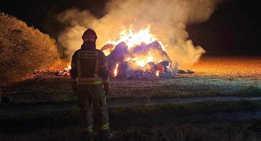 Ogromny pożar słomy - ogień gaszono przez cztery godziny