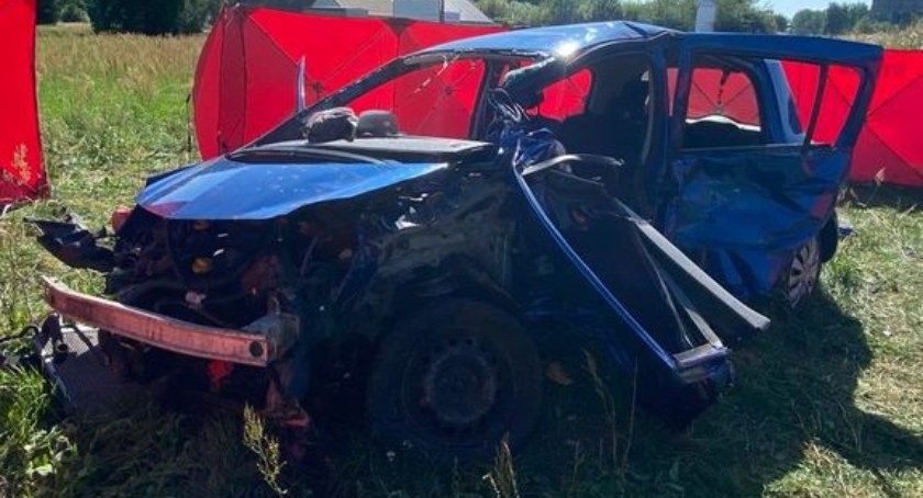 Tragiczny wypadek pod Bełchatowem - dwie osoby nie żyją 