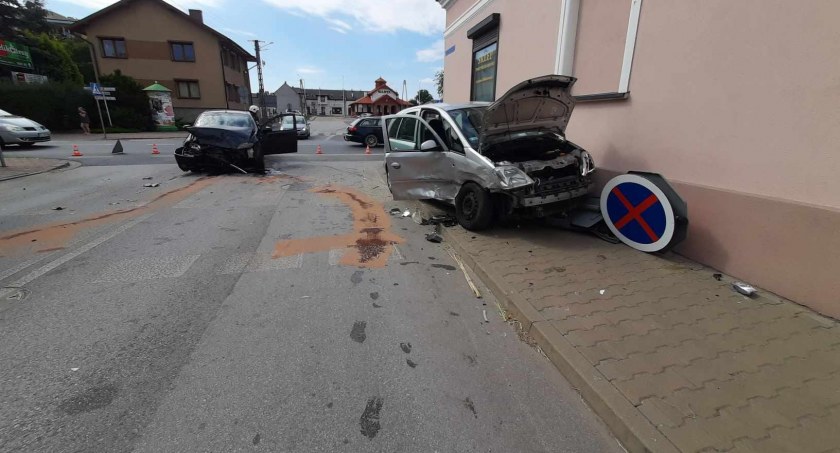 Groźnie na skrzyżowaniu - zderzyły się dwa auta 