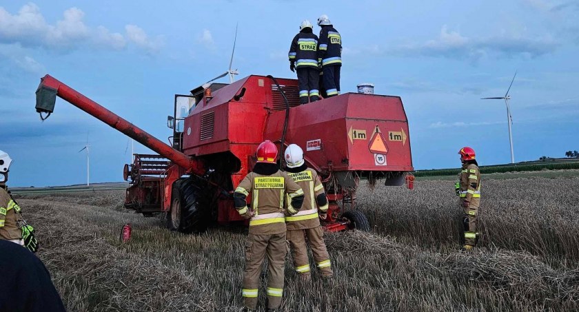 Pożar na polu - ogień pojawił się w kombajnie