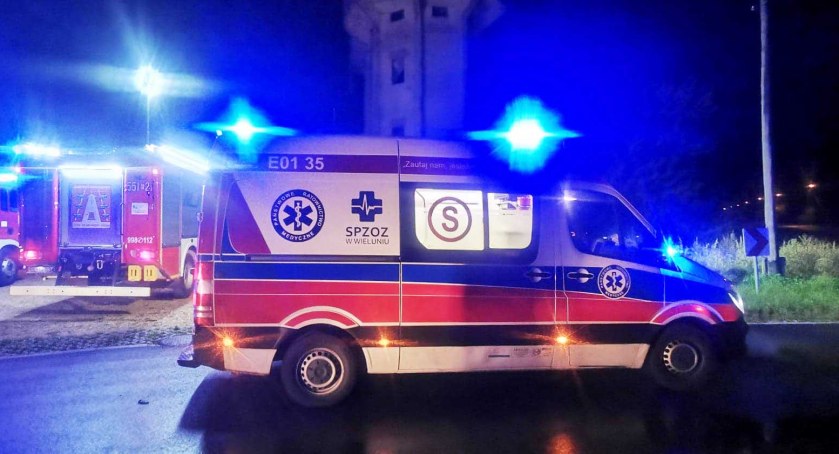 Zjechał z drogi i uderzył z drzewo. Zatrzymano dwóch mężczyzn pod wpływem