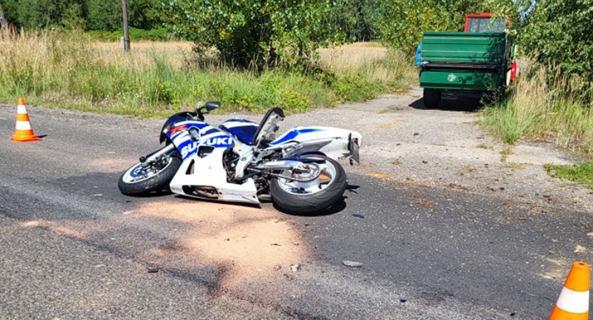 Motocykl zderzył się z traktorem - jedna osoba ranna 