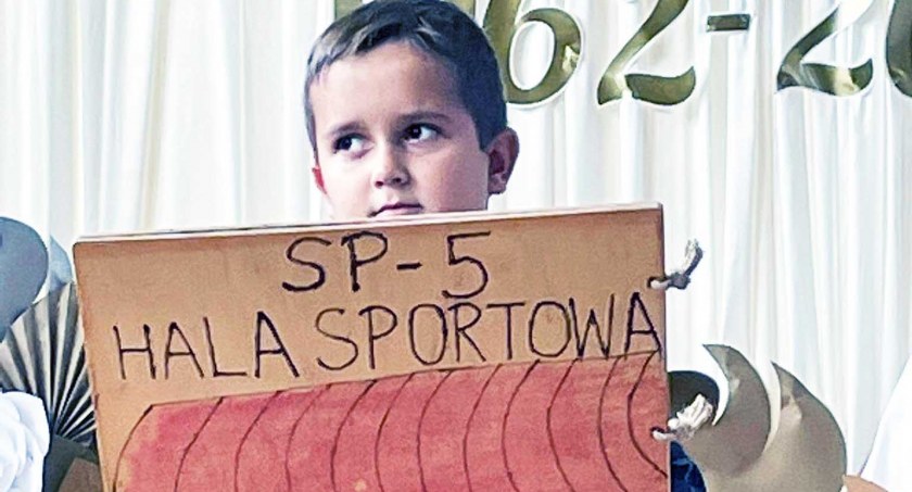 Dzieci upominają się o halę. Laurka z dykty dla burmistrza