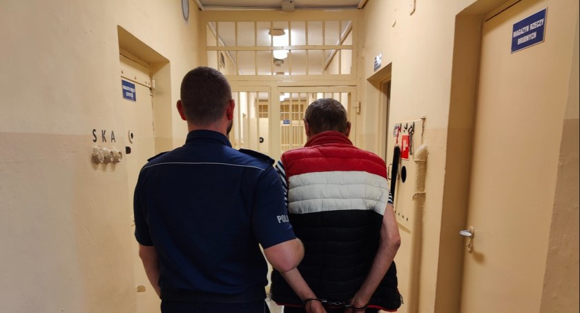 Wylegitymowali go za piwo pod chmurką. Był poszukiwany przez policję!