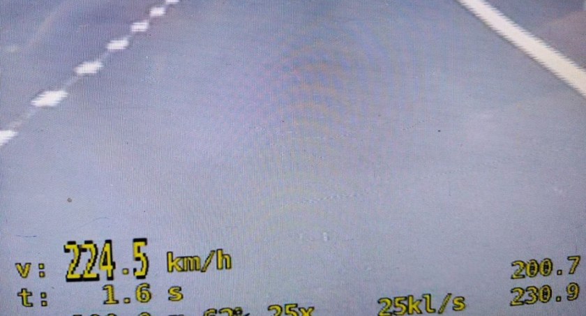 35-latek pędził Porsche ponad 220km/h