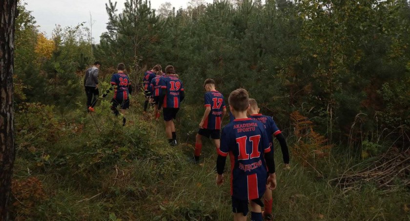 Trening połączony ze sprzątaniem lasu