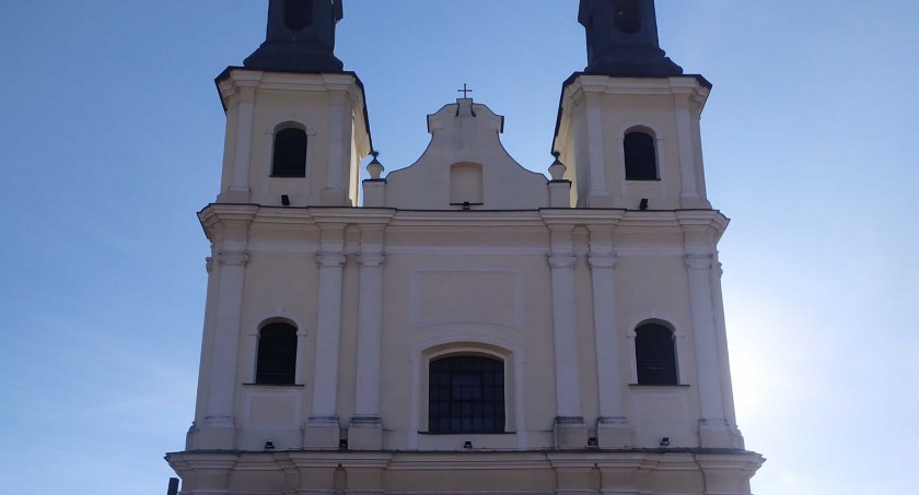 Zniszczone drzwi i opróżnione skarbony 