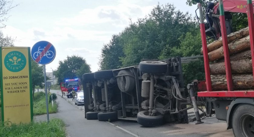 Groźne zdarzenie drogowe - przewróciła się ciężarówka z drewnem 