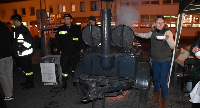 Mietek wjechał w blasku flar