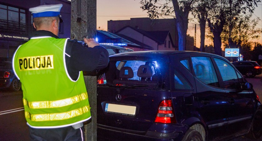 Samochód uderzył w słup. Za kierownicą nieprzytomna kobieta 