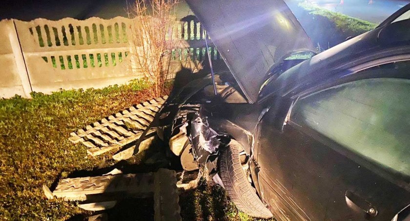 Wypadek drogowy. Pijany kierowca i poszukiwany pasażer