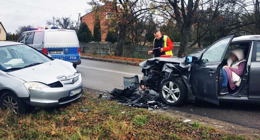 Wypadek na łuku drogi. Dwie osoby w szpitalu