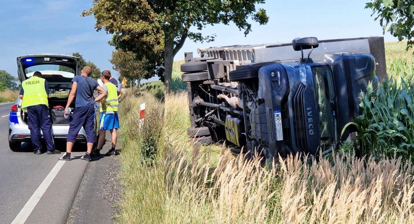 Dostawczak w rowie - za kierownicą obcokrajowiec 