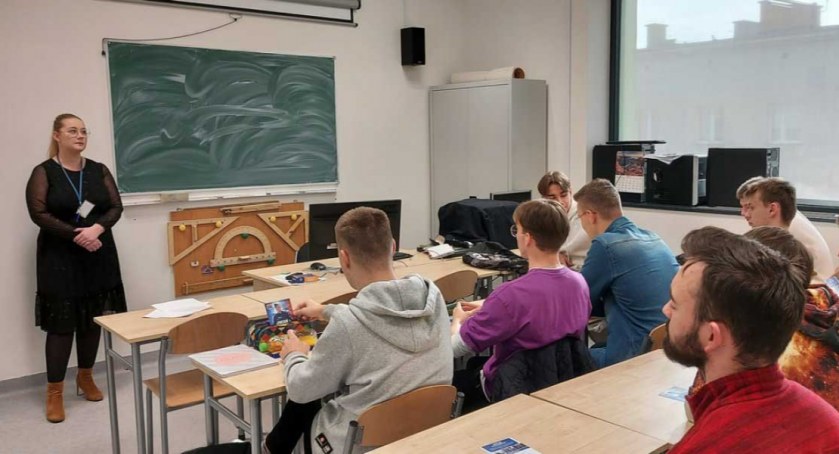 Czy zdecydują się ubrać w policyjny mundur? 