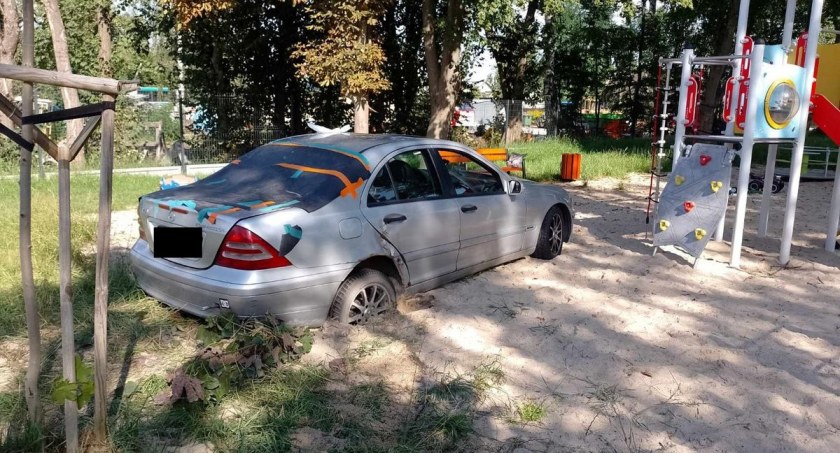 Pijany kierowca wjechał na plac zabaw - zaatakował policjantów podczas interwencji  