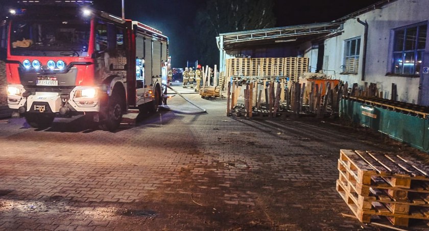 Pożar w zakładzie produkcyjnym - straty oszacowano na ponad 100 tys. zł! 
