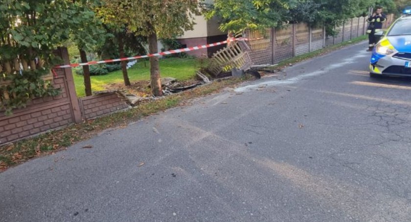 Pijany kierowca zniszczył ogrodzenie - jego pasażer miał przy sobie narkotyki 