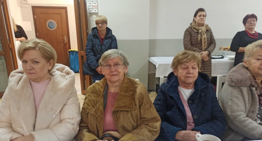 Kolędowali przy suto zastawionych stołach